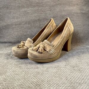 Marc Fisher Women sz 9.5 MFPREM Tan Seude Tasseled Platform Heels